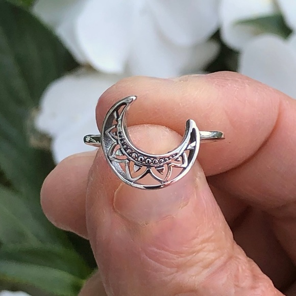 925 Sterling Silver Crescent Moon Ring in Sizes 5-10 - Picture 9 of 13